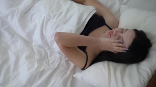 Retrato Vista Superior Encantadora Joven Despertando Con Dolor Cabeza Dormitorio — Vídeo de stock