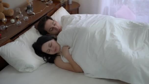 화가난젊은 코카서스 부부는 집에서 침대에 돌렸다 집안에서 시간에 불만을 관계의 — 비디오