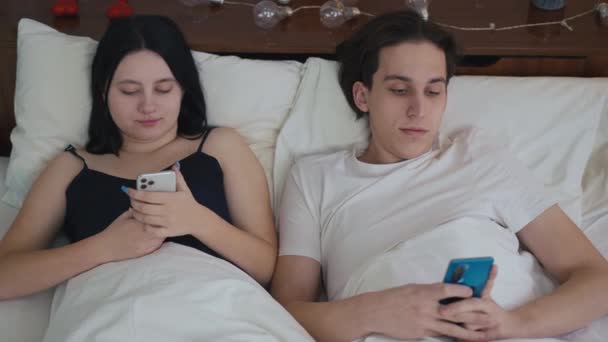 Portrait Angle Élevé Jeune Couple Absorbé Surfant Sur Internet Dans — Video