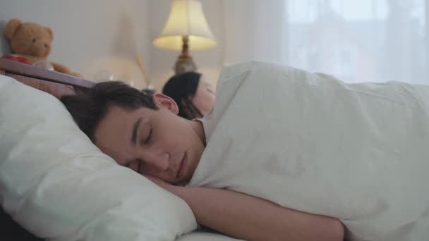 Портрет Спящего Молодого Человека Лежащего Мягкой Удобной Постели Женщина Просыпается — стоковое видео