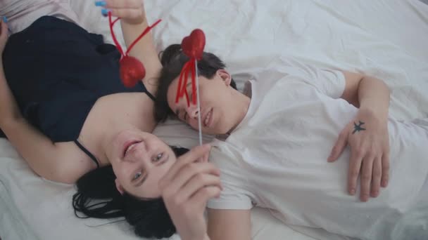 Gelukkig Ontspannen Jong Blank Paar Met Hartvorm Speelgoed Liggend Bed — Stockvideo