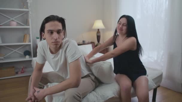 Hombre Joven Descuidado Sentado Dormitorio Como Mujer Enojada Golpeando Con — Vídeo de stock