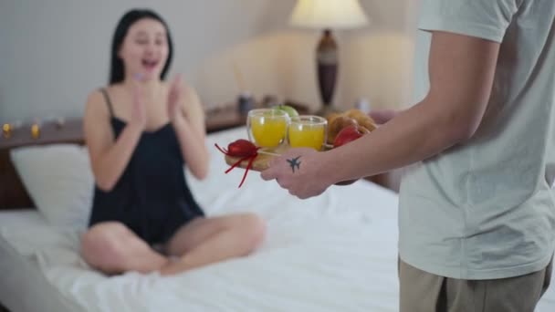 Nierozpoznawalny Mężczyzna Wchodzący Sypialni Smacznym Śniadaniem Jako Rozmyta Kobieta Radująca — Wideo stockowe