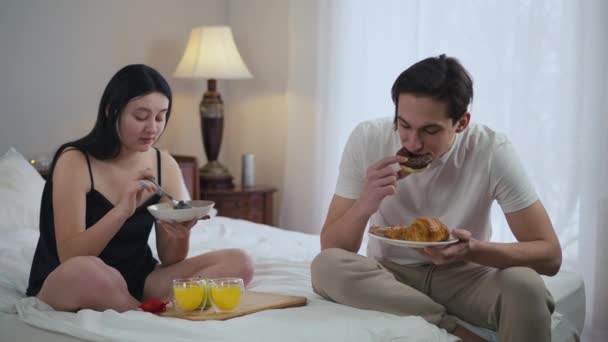Νεαρός Άνδρας Απολαμβάνει Νόστιμο Επιδόρπιο Γυναίκα Τρώει Βρώμη Για Πρωινό — Αρχείο Βίντεο
