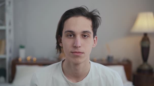 Κοντινό Πλάνο Πορτρέτο Του Ανέμελος Νεαρός Άνδρας Κοιτάζοντας Κάμερα Μαξιλάρι — Αρχείο Βίντεο