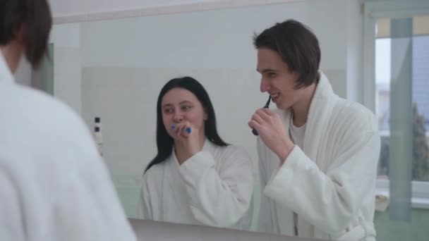 Spegel Reflektion Porträtt Glada Unga Par Har Kul Borsta Tänderna — Stockvideo
