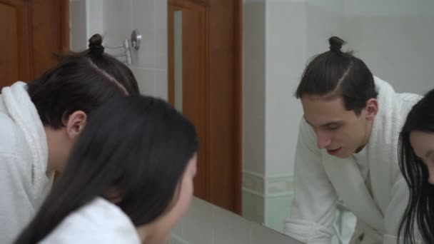 Slaperige Jongeman Vrouw Die Morgens Badkamer Naar Spiegel Kijken Kaukasische — Stockvideo