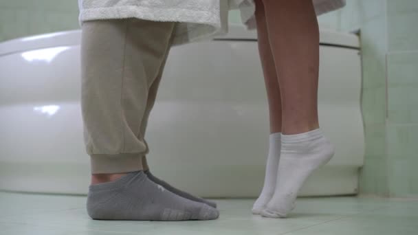 Kadın Ayaklarının Parmak Uçlarında Ayakta Durması Kadın Bacaklarının Içeride Ayakta — Stok video