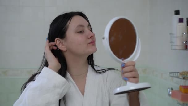 Jovem Mulher Sorrindo Jogando Cabelo Olhando Para Espelho Mão Sentado — Vídeo de Stock