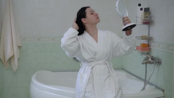Jovem Confiante Roupão Banho Branco Sentado Banho Admirando Reflexão Espelho — Vídeo de Stock