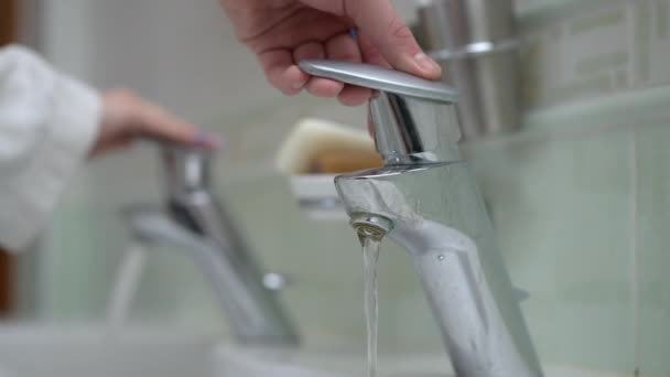Großaufnahme Männliche Hand Öffnet Wasserhahn Badezimmer Handflächen Waschen Als Verschwommene — Stockvideo
