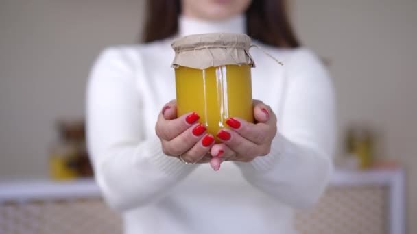 Onherkenbare Blanke Vrouw Stretching Pot Met Zoete Heerlijke Gele Honing — Stockvideo