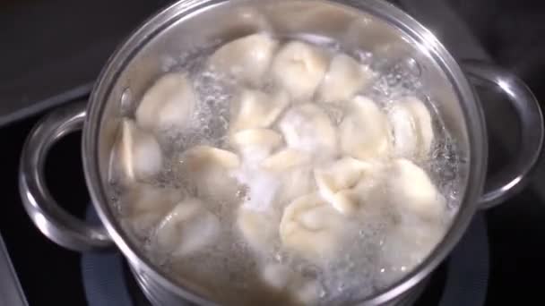 在炉子上用平底锅煮的肉馅饺子 厨房里准备的特写美味肉食 — 图库视频影像