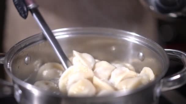 Närbild Tar Dumplings Kokande Vatten Med Skimmer Slow Motion Oigenkännlig — Stockvideo
