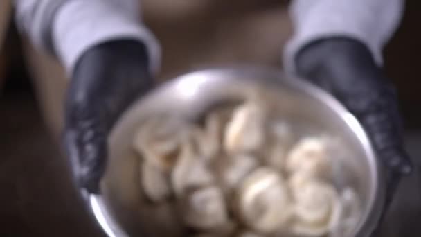 Крупним Планом Перемішуючи Ясні Галушки Маслом Металевій Мисці Повільному Русі — стокове відео