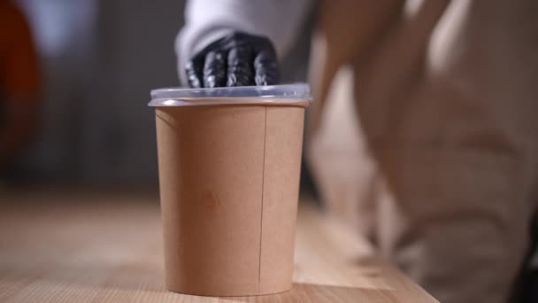 Крупный План Закрытия Круглых Бумажных Контейнеров Доставки Продуктов Питания Чашкой — стоковое видео