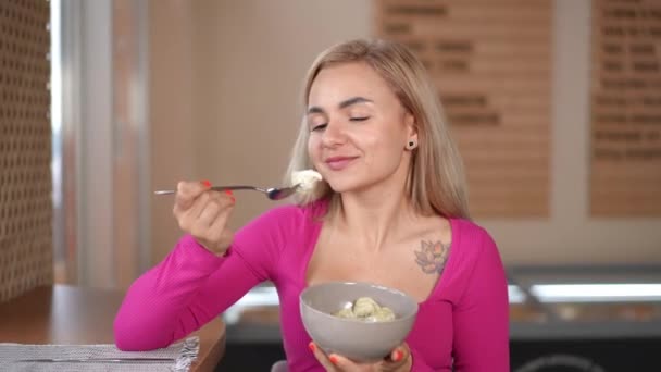 Zoom Retrato Joven Satisfecha Comiendo Deliciosas Albóndigas Cafetería Mirando Cámara — Vídeo de stock