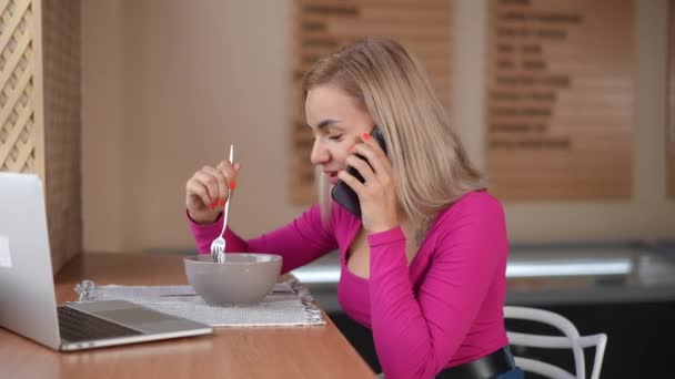 Kafede Hamur Köftesi Yiyen Telefonla Konuşan Kendine Güvenen Genç Bir — Stok video