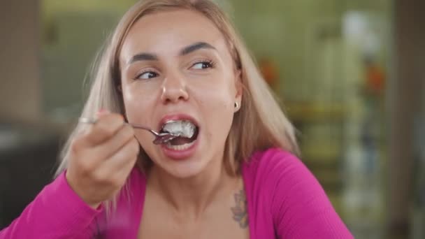 Närbild Blond Vit Kvinna Med Bruna Ögon Äter Välsmakande Dumpling — Stockvideo