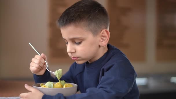 Widok Boku Skoncentrowany Biały Chłopiec Jedzący Pierogi Kawiarni Jako Kamerę — Wideo stockowe
