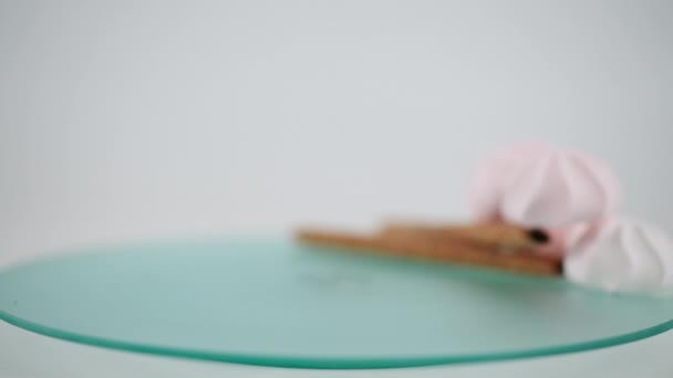 Коричные Палочки Розовый Круглый Зефир Вращающийся Стеклянном Подносе Белом Фоне — стоковое видео