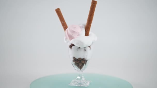 Крупный План Стекла Вкусным Сладким Десертом Вращающимся Замедленной Съемке Белом — стоковое видео