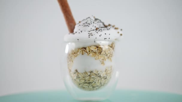 Bicchiere Primo Piano Con Cereali Base Farina Avena Con Guarnizione — Video Stock