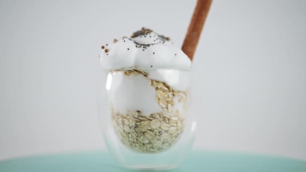 Primer Plano Deliciosos Cereales Secos Con Cobertura Crema Batida Palo — Vídeo de stock