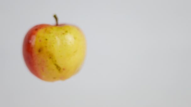 Closeup Orgânico Saudável Maçã Girando Fundo Branco Saborosa Fruta Amarela — Vídeo de Stock