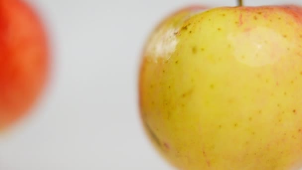 Extreme Close Heerlijke Gele Appel Met Rood Wazig Fruit Opknoping — Stockvideo