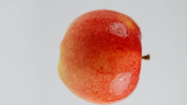 Vertikal Video Vitamin Moget Äpple Som Snurrar Slow Motion När — Stockvideo