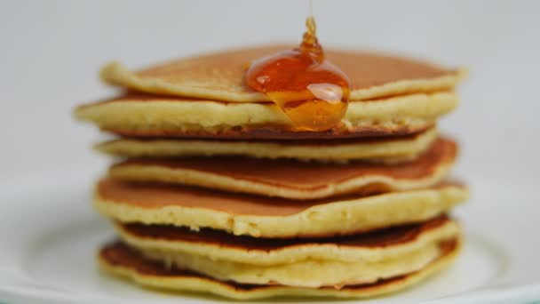 Close Amber Yellow Sweet Honey Falling Pile Pancake Flows Hidangan — Stok Video