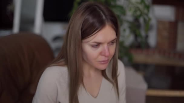 Portret Apropiat Unei Tinere Însărcinate Disperate Ochi Roșii Nas Roșu — Videoclip de stoc