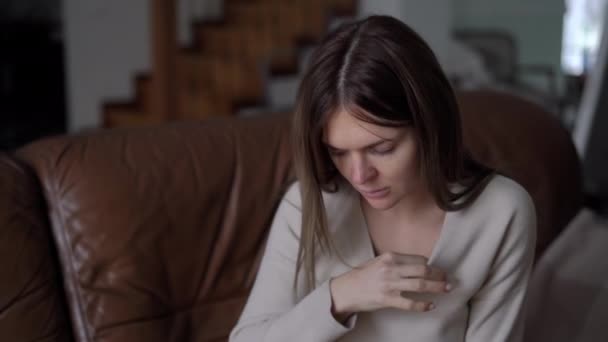 Portret Smutnej Kobiety Ciąży Mierzącej Temperaturę Ciała Termometrem Wzdychającym Pieszczącym — Wideo stockowe