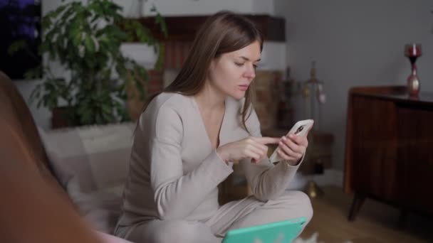 Akıllı Telefonlu Hamile Beyaz Bir Kadın Kanepeye Oturmuş Düşünüyor Evde — Stok video