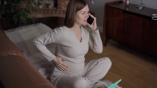 Vista Ángulo Alto Sonriente Mujer Embarazada Feliz Hablando Por Teléfono — Vídeo de stock
