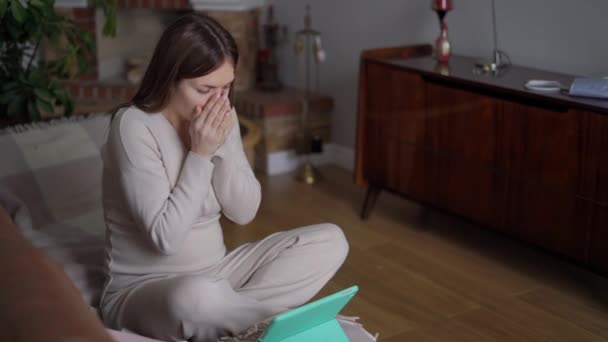 Szerokie Ujęcie Chorej Kobiety Ciąży Pocierającej Ramiona Przytulającej Poduszkę Siedzącej — Wideo stockowe