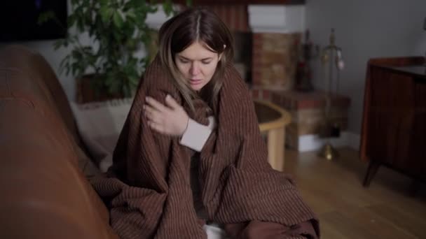 Zamarzająca Młoda Kobieta Pokryta Kocem Pocierająca Ramiona Próbując Się Rozgrzać — Wideo stockowe