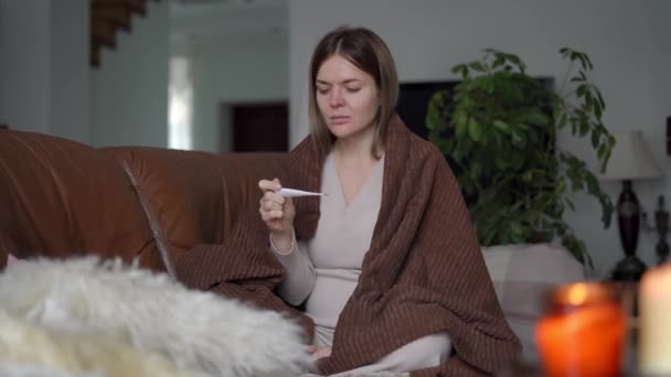 Молодая Беременная Женщина Измеряет Температуру Улыбаясь Снимая Одеяло Портрет Довольного — стоковое видео