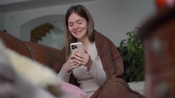 Retrato Feliz Mulher Grávida Relaxada Rindo Assistindo Vídeos Line Smartphone — Vídeo de Stock