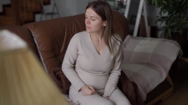 Portret Przygnębionej Kobiety Ciąży Trzymającej Głowę Dłoniach Pieszczącej Brzuch Młody — Wideo stockowe