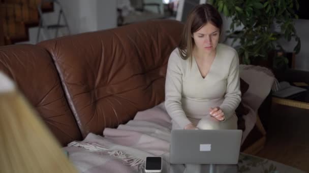 Retrato Mensajería Freelancer Embarazada Concentrada Línea Portátil Acariciando Vientre Sentado — Vídeo de stock