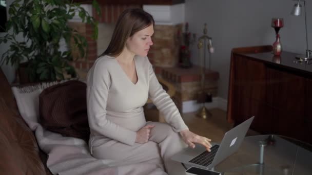 Inteligente Mulher Grávida Mensagens Line Fechando Laptop Partida Freelancer Expectante — Vídeo de Stock