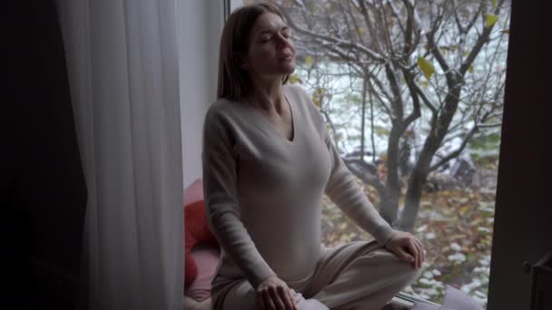 Mulher Grávida Feliz Confiante Fechando Olhos Meditando Pose Lótus Sentado — Vídeo de Stock
