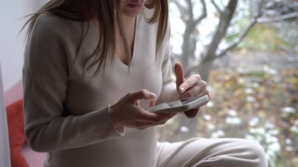 Grávida Mulher Irreconhecível Compras Line Usando Aplicativo Smartphone Touchscreen Sentado — Vídeo de Stock