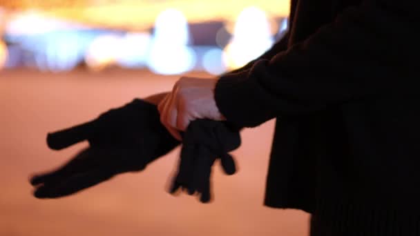 Close Zijaanzicht Onherkenbare Vrouw Het Aantrekken Van Zwarte Handschoenen Buiten — Stockvideo
