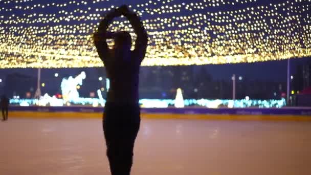 Geniş Açılı Kendine Güvenen Beyaz Kadın Dışarıda Buz Pateni Yapıyor — Stok video