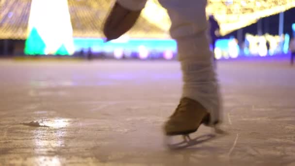 Κοντινά Πόδια Αγνώριστης Αθλήτριας Που Στριφογυρίζει Στο Ένα Πόδι Παγοπέδιλα — Αρχείο Βίντεο
