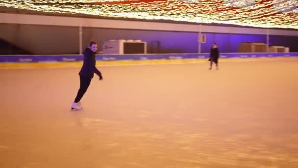 Широкий Выстрел Молодых Профессиональных Спортсменок Коньках Скачущих Вверх Спиннинг Отъезд — стоковое видео