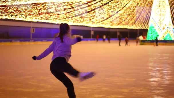 Talentierte Junge Sportlerin Dreht Silvester Zeitlupe Auf Der Eisbahn Weitschuss — Stockvideo